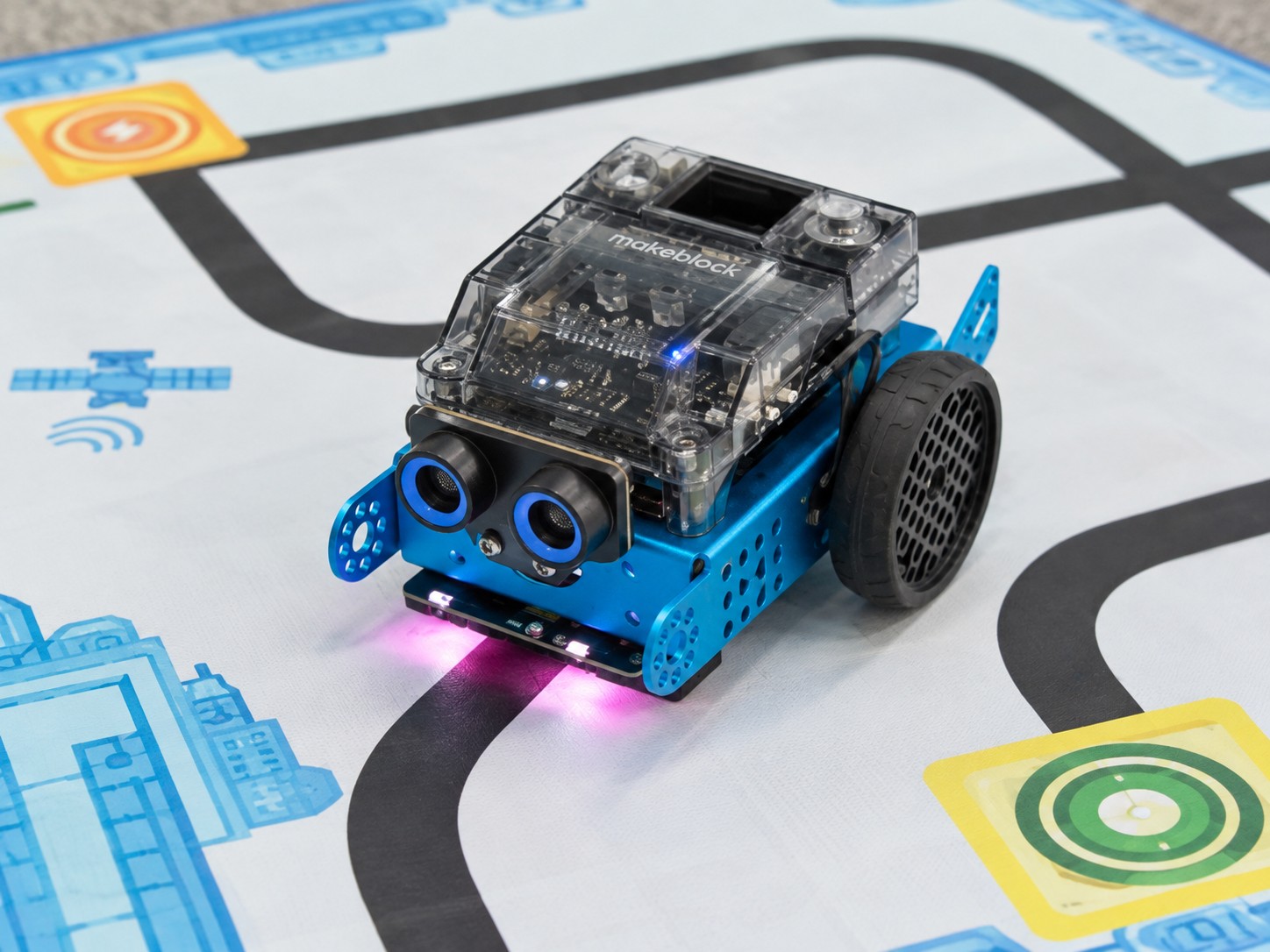 Robot edukacyjny mBot2 podczas zajęć
